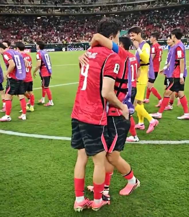 김민재, 손흥민 엉덩이 폭행! 오른손으로 여러 번 '찰싹'…英 방송사 SON 쫓다가 '우정의 순간' 포착 [2026 월드컵]