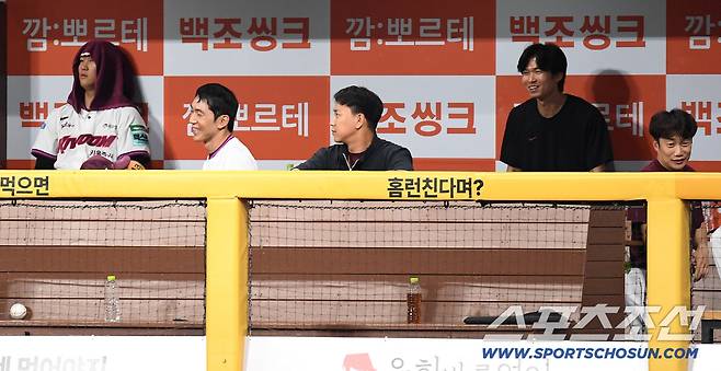 아니, 얼마나 무서우면 후배들이 물도 못 뿌리나...부활한 전설의 선언