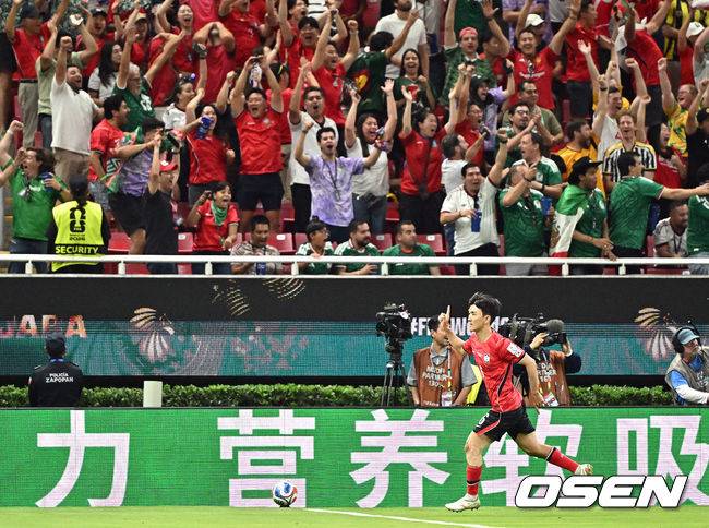 “아름다움이 괴물을 이겼다” 외신 극찬, 한국 '패스 축구'가 체코 '세트피스' 넘었다 평가
