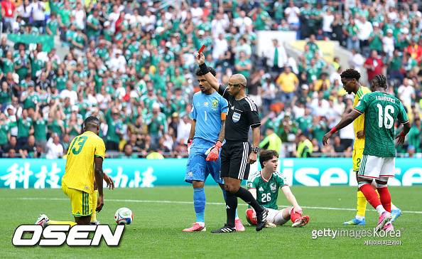 2-0으로 이겼는데 수비수가 사라졌다...멕시코, 한국전 앞두고 몬테스 퇴장 악재 고민