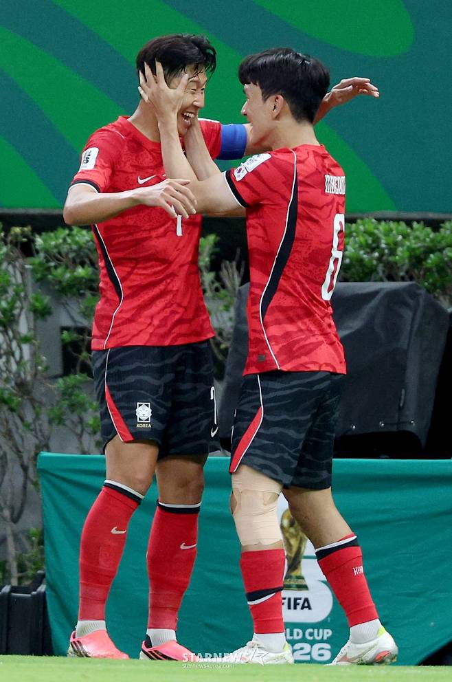 '이 선수가 왜 국가대표 핵심?' 가혹한 비난 보란 듯 부쉈다... 홍명보호 '대체불가 에이스' 완벽 증명 [과달라하라 현장]