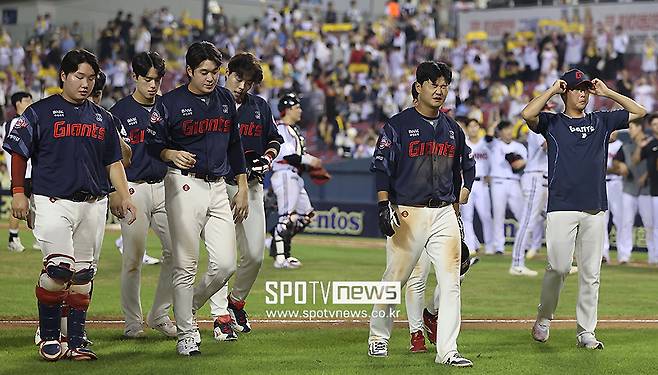 43일 만에 또 꼴찌 추락…'7-10-7-8-8-7-7-7-?' 설마 9년 연속 실패? 벌써 안 보인다, 롯데의 가을야구