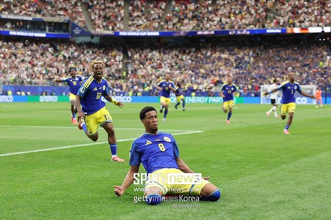 '韓 지휘했던 명장' 월드컵에서 울었다…인구 15만 '축구 변방' 퀴라소, 1-7 참패에도 빛난 WC 첫 도전→78세 최고령 사령탑 감격 눈물