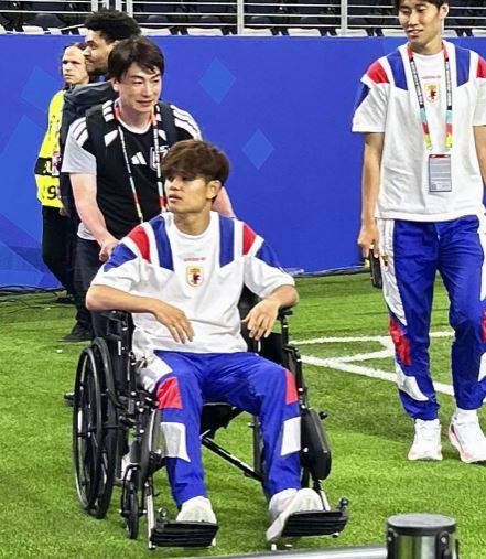 하늘이 일본 버렸나…'日 에이스' 쿠보, 네덜란드전서 무릎 부상→휠체어 타고 퇴장