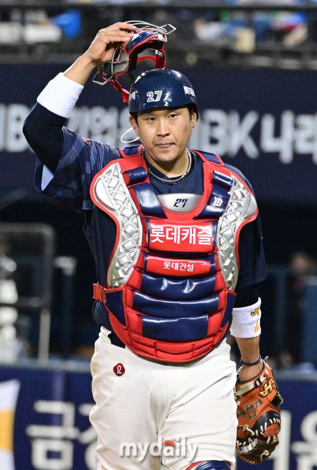 롯데 유강남 진짜 어떡하나, FA 계약 끝나는데 '2일' 만에 1군 말소…야구 없는 월요일 6인 2군행