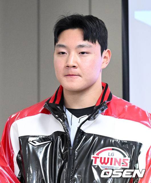 '공 9개로 삼자범퇴' LG 초대형 신인, 완벽한 데뷔전...153km 1이닝 1탈삼진 무실점, 11-10 끝내기 승리