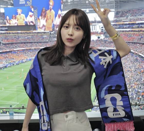 日 구보 다케후사와 열애설 '3살 연상 배우', 네덜란드전 버젓이 관전…