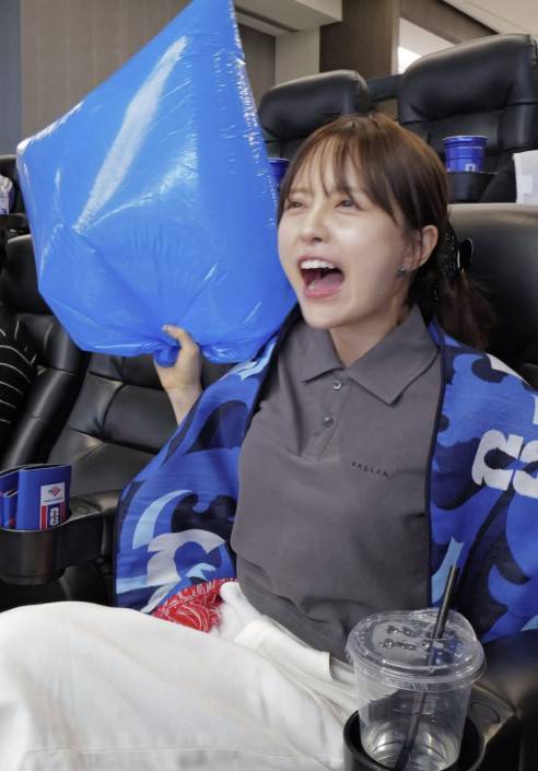 日 구보 다케후사와 열애설 '3살 연상 배우', 네덜란드전 버젓이 관전…