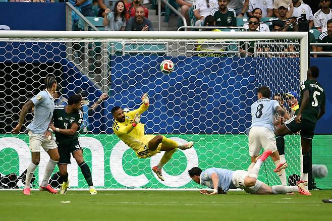 '그 시작은 한국이다' 英 BBC, 아시아 축구 5전 2승3무 무패행진 주목..사우디 수문장 알 오와이스 총 9회 선방쇼→우루과이와 1대1 무승부
