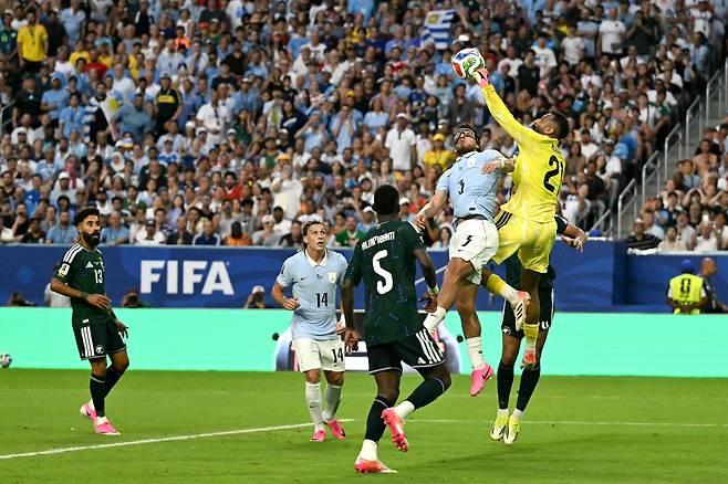 '그 시작은 한국이다' 英 BBC, 아시아 축구 5전 2승3무 무패행진 주목..사우디 수문장 알 오와이스 총 9회 선방쇼→우루과이와 1대1 무승부