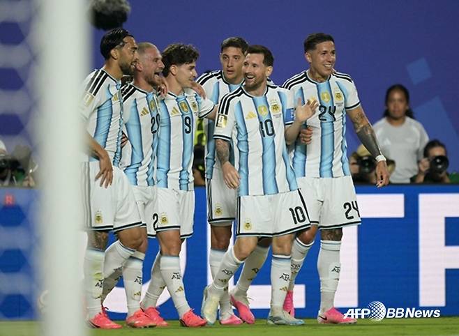 '축구의 신을 봤다' 메시, WC 최고령 해트트릭 작렬 '라이벌 호날두 제쳤다' ... 아르헨, 알제리 3-0 완파