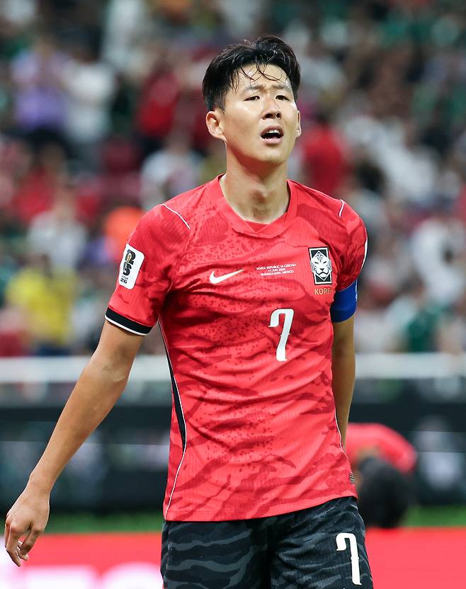 뛰는 손흥민 향한 ‘병역 특례 조롱’ 막말 영상 파장…한국대표팀 ‘미디어 보이콧’ 외신 보도까지 국제적 망신