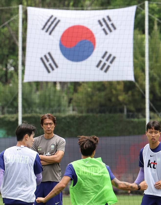 [SPO 현장] 대한민국 멕시코에 0-2 패배 전망 “오늘의 동지가 내일은 적”…현지인 예상 “홍명보호 무득점 완패” 대표팀은 ‘개의치 않아’