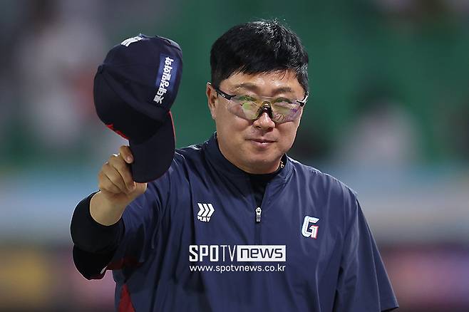 롯데 SSG 잡고 위닝시리즈! 활짝 웃은 김태형 감독