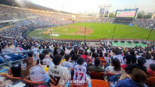 [오피셜] 'LG→삼성→두산→KIA→롯데→SSG→한화→KT→NC→키움' KBO 리그 인기 폭발 '새 역사 썼다'