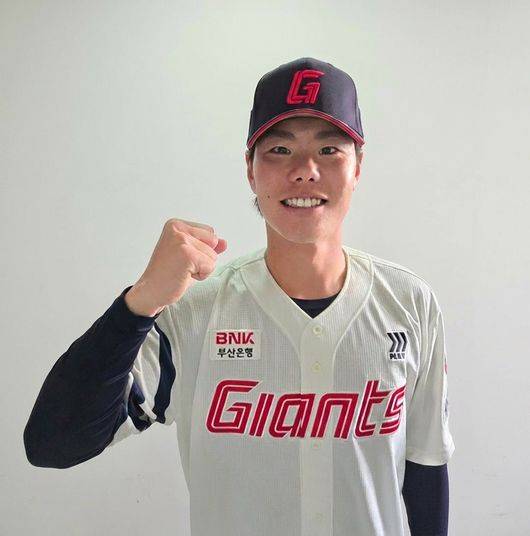 롯데 쿄야마 결국 짐쌌다...'153km' 대만실업팀 출신 이이무라 영입, 총액 1.6억에 계약 [오피셜]