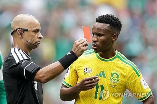 홍명보호, 하늘이 몇 번 돕는 거야? 대형 호재 또 터졌다! 남아공 베테랑 MF 개막전 퇴장→3G 출전 정지…한국전 못 뛴다 [과달라하라 현장]