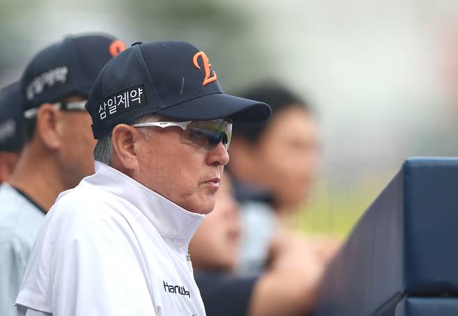 [IS 냉탕] 실책, 실책, 또 실책…수비로 자멸한 6연패 한화, 더그아웃 미팅도 역부족이었다