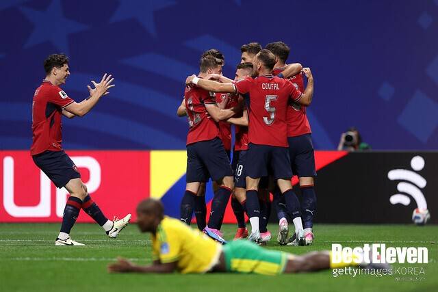 [체코-남아공] 체코, 전반 6분 만에 사딜레크 선제골로 1-0 리드… 남아공은 모코에나 경고 누적으로 한국전 결장 악재 (전반 종료)
