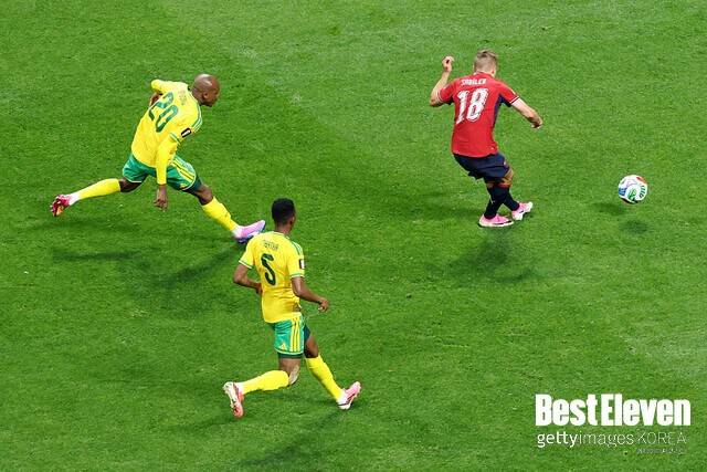 [체코-남아공] 체코, 전반 6분 만에 사딜레크 선제골로 1-0 리드… 남아공은 모코에나 경고 누적으로 한국전 결장 악재 (전반 종료)