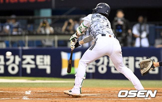 와! ‘KIA→두산’ 80억 FA의 집념, 번트 실패→번트 실패→역전타 폭발…감독도 감탄 “희생정신이 만든 결승타”