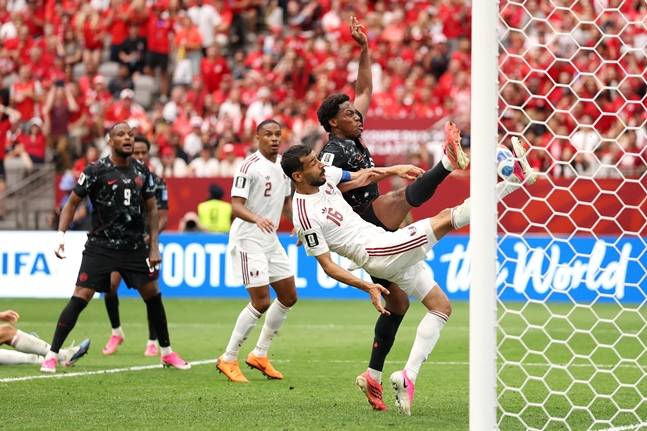 캐나다, '2명 퇴장+자책골' 카타르 6-0 완파