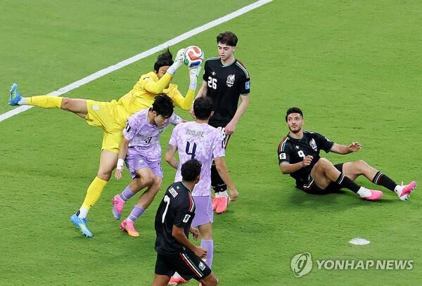 이게 무슨짓, 한국 선수끼리 싸우며 선제실점… 역적이 된 이기혁-김승규