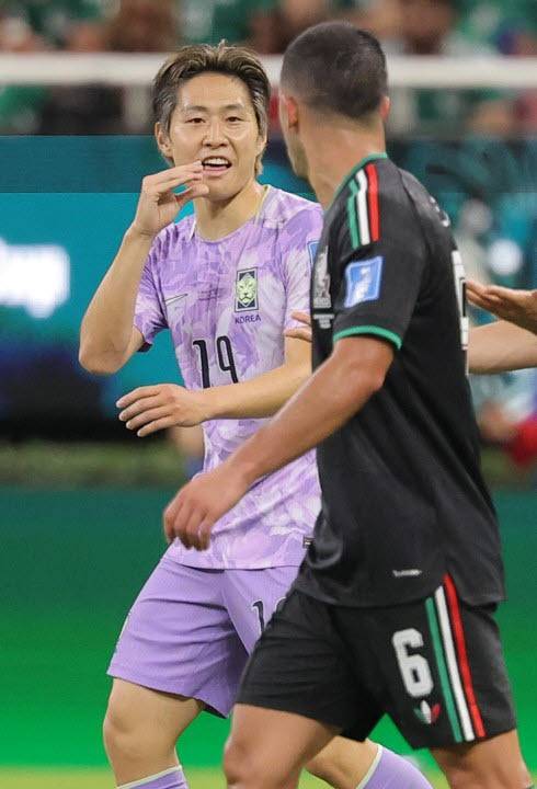 ‘나불대지 마’ 이강인, 전반 끝나고도 리라와 신경전[북중미월드컵]