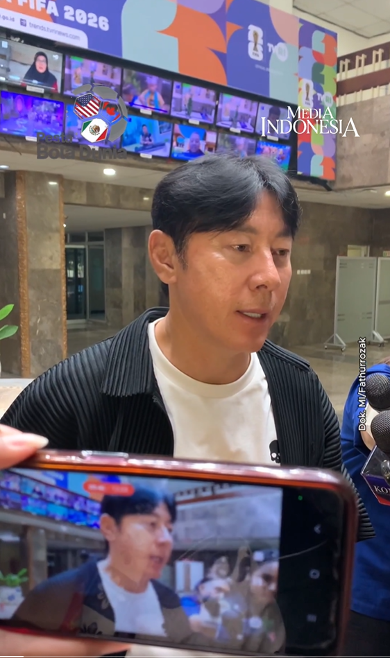 멕시코전 패배 지켜본 신태용 감독,