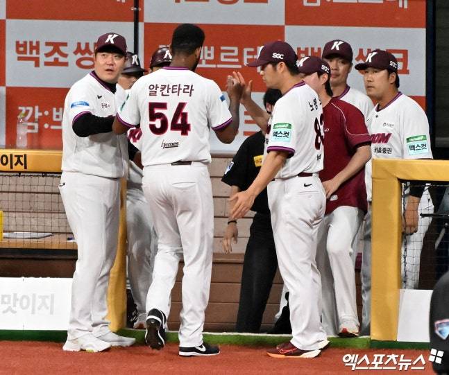 2회 병살타→3회 병살타→4회 또 병살타…안타 더 많이 치고도 진 키움, 4연패 후 '고척돔 불 켜고' 특타 실시 [고척 현장]