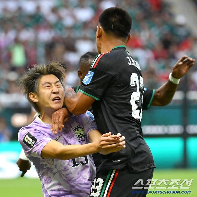 '이영표-박지성도 분통' 손흥민 막고→이강인 가격…韓 대놓고 당했다, 우려가 현실 된 남미 심판 '홈 콜'