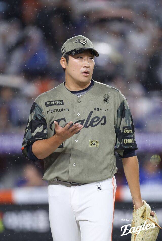 이래서 한화 마무리구나…9회 '볼넷-안타-볼넷' 폭우 속 흔들린 정우주→이민우의 작지만 거대한 1아웃 [MD대전]
