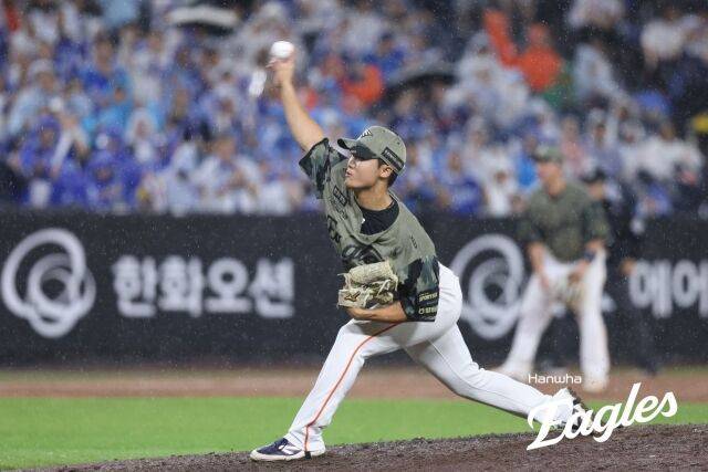이래서 한화 마무리구나…9회 '볼넷-안타-볼넷' 폭우 속 흔들린 정우주→이민우의 작지만 거대한 1아웃 [MD대전]
