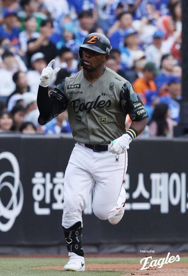 '솔로 홈런→볼넷→스리런 홈런' 15타수 무안타 침묵하던 타자 맞아? 한화 페라자 제대로 혈 뚫렸다 [MD대전]