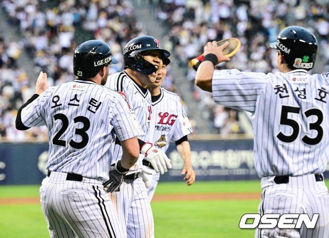 '찬물 견제사→역전 스리런 홈런' 4번타자 결자해지 하다. LG 이틀 연속 역전승...두산 또 홈런에 울다 [잠실 리뷰]