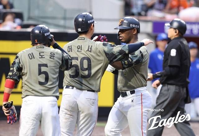 4회 8득점 대폭발!…‘페라자 멀티 홈런+노시환·허인서 4타점 합작’ 한화, 삼성 6연승 저지하며 6연패 탈출