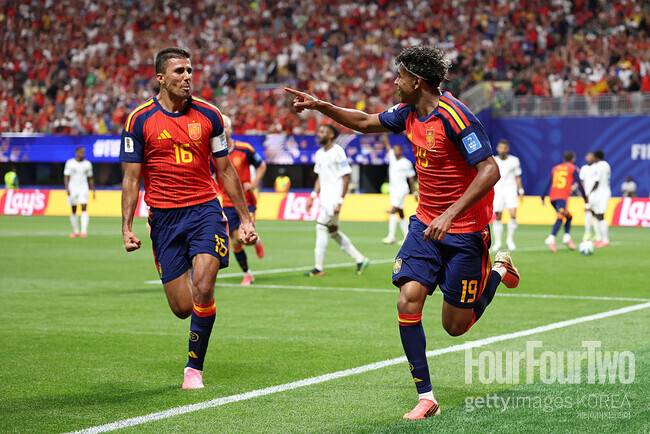 [wc.review] ‘무적함대’ 스페인, 사우디아라비아에 4-0 대승…오야르사발·라민 야말 맹활약
