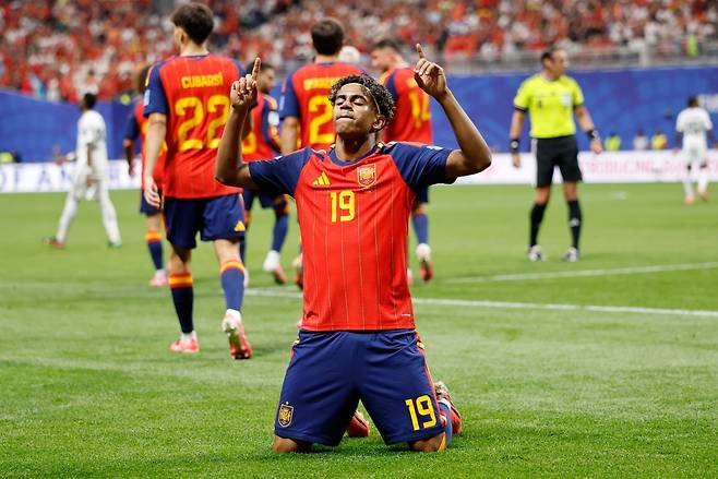 '메시 후계자' 야말, 세계축구사 초대형 기록 세웠다!…유로+월드컵 최연소 동반 득점→'오야르사발 1골 2AS' 스페인, 사우디 4-0 대파 [월드컵 리뷰]