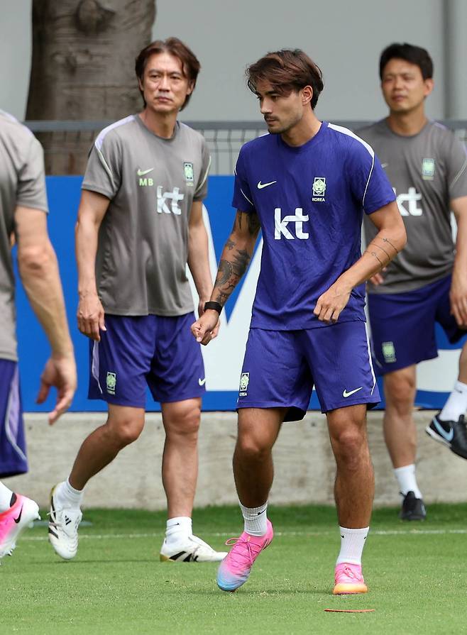 ‘귀화 카드’ 옌스, 벤치만 지키는 이유…홍명보 전술 딜레마