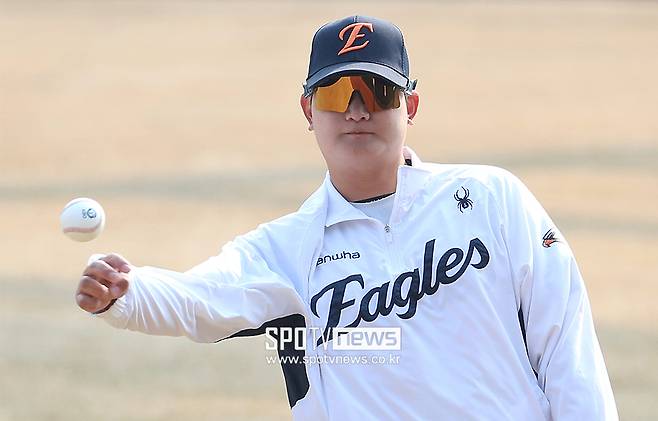 김서현 첫 무4사구 후 일주일 만에 실전 어땠나…25구 던졌는데 볼이 16개, 사구에 볼넷 3개 ⅔이닝 1실점