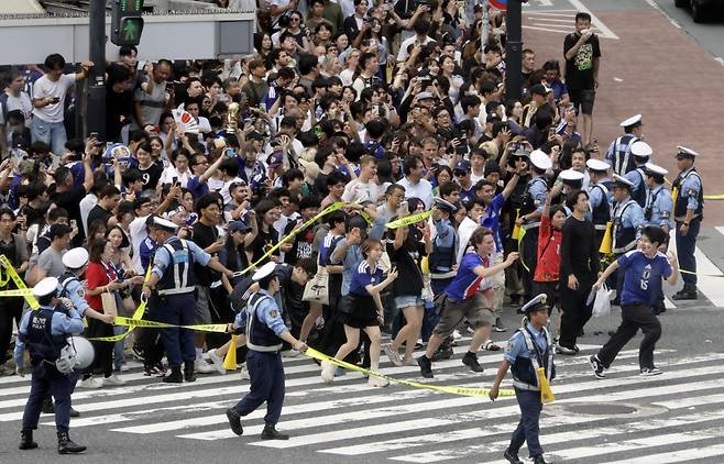 [월드컵]'가식적인 청소매너?' 일본의 월드컵 미담에 때아닌 후폭풍…일본 네티즌들 '성평등+표리부동' 논쟁으로 격화