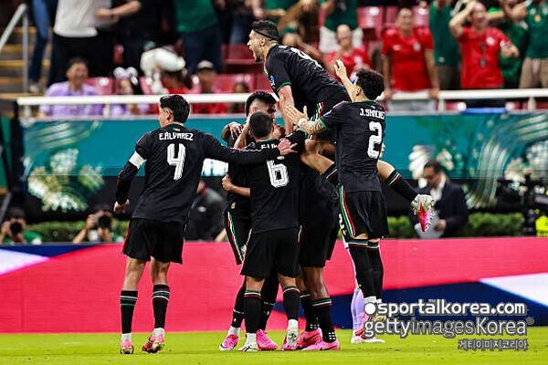 '한국 1-0으로 꺾고 조 1위 확정' 멕시코, 덕분에 최종전서 41세 오초아 선발 카드 꺼낸다...