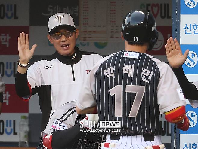 삼성 실책이 LG 승리로…'손주영 36구 세이브' LG, 삼성에 짜릿한 1점 차 승리