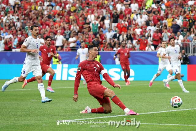 '멀티골에도 불만' 호날두 결국 폭발, 메시 질문에 인터뷰 중단하고 퇴장 [2026 WC]