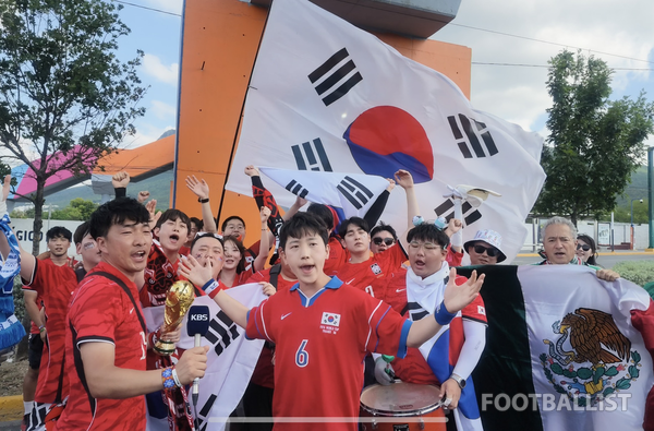 한국에서 손흥민을 뺐어? 남아공도 주전 공격수 다 뺀 '파격 라인업' 가동! 나란히 '차 떼고 붙자'