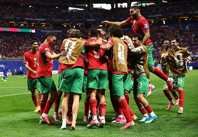 FIFA 83위 반란 일어나는 줄 알았다…모로코, 2번 끌려가고도 집념의 역전승, 32G 무패→32강행 확정 [월드컵 REVIEW]