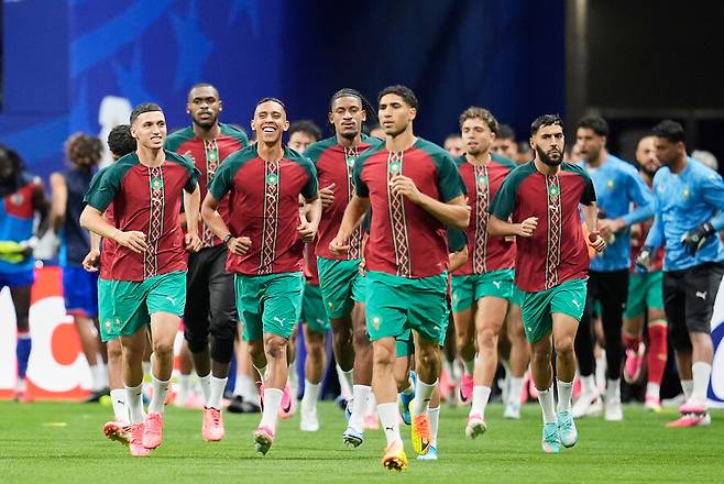 FIFA 83위 반란 일어나는 줄 알았다…모로코, 2번 끌려가고도 집념의 역전승, 32G 무패→32강행 확정 [월드컵 REVIEW]