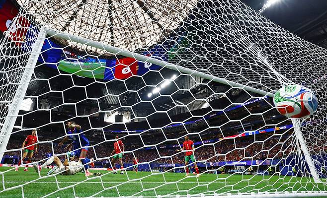 FIFA 83위 반란 일어나는 줄 알았다…모로코, 2번 끌려가고도 집념의 역전승, 32G 무패→32강행 확정 [월드컵 REVIEW]