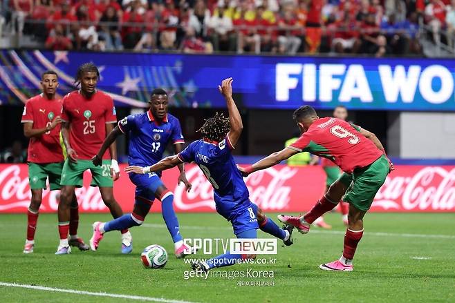 FIFA 83위 반란 일어나는 줄 알았다…모로코, 2번 끌려가고도 집념의 역전승, 32G 무패→32강행 확정 [월드컵 REVIEW]