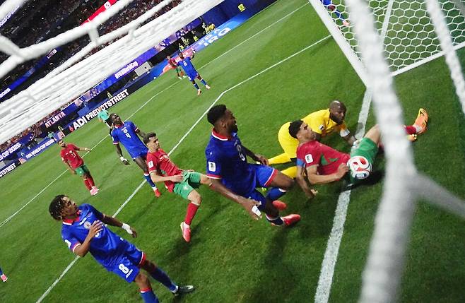 FIFA 83위 반란 일어나는 줄 알았다…모로코, 2번 끌려가고도 집념의 역전승, 32G 무패→32강행 확정 [월드컵 REVIEW]